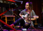Koncertní kytaru má Hana Lundiaková-Stinka jenom jednu, lacinou elektriku s příběhem Fender Squier Strat. | Foto: Karel Šuster