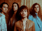 Greta Van Fleet nás nechává unášet pestrobarevnou maketou 70´s, bluesovými a rádoby lidovými melodiemi, které v jejich režii jen tak nezestárnou | Foto: Alysse Gafkjen