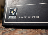 Phase shifter rozdělí signál na dva (jeden čistý a jeden zefektovaný). Druhý signál je následně prohnán několika filtry a následně nízkofrekvenčními oscilátory. Následným smícháním obou signálů vzniká phase efekt.