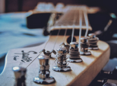 Ladění začíná u strun. Výběr těch správných ovlivní zvuk i váš pocit ze hry. | Foto: Utsav Srestha, Unsplash