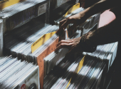 V polovině první dekády nového století – kde se vzaly, tu se vzaly – se znovu objevily vinyly. Formát, o kterém byli ještě pár let předtím všichni skálopevně přesvědčeni, že už je definitivně pravěkem. A hle, jejich obliba roste dodnes. | Foto: Unsplash