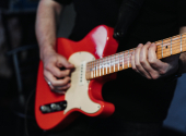 Vyzkoušeli jste někdy opradvu divoké ladění kytary? Kombinaci, která vám totálně rozhodí naučené prstoklady a otevře dveře do neprobádaných sonických vesmírů? | Foto: Vitalii Khodzinskyi (Unsplash)