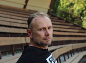 Pavel je vášnivým milovníkem dobrého vína. Když zrovna nedělá do muziky, věnuje se práci ve Vinařském institutu. | Foto: Petr „Pecan“ Podrazil