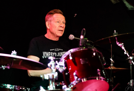Paul Cook je solidní oporou pro svou kapelu – jistota a motor, který se nezadrhne | Foto: Dena Flows