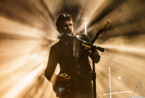 Operní falzet, nahuštěné harmonie a elektronika jen doplňují kombinaci apokalyptických obrazů a sci-fi kytarové práce. | Foto: Dena Flows Operní falzet, nahuštěné harmonie a elektronika jen doplňují kombinaci apokalyptických obrazů a sci-fi kytarové práce. | Foto: Dena Flows