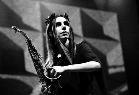 Součástí výstavy je i fotografie PJ Harvey. Stejně jako ostatní fotky z výběru znamenitě předává emoci a atmosféru samotné hudby. |  Foto: David Webr