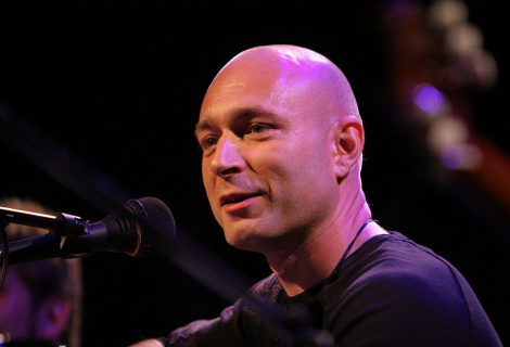 Landa letos patrně jako jediný odehrál živý koncert - na demonstraci proti rouškám | Foto: Wikimedia commons, Petr Grambal, CC BY 2.5 Landa letos patrně jako jediný odehrál živý koncert - na demonstraci proti rouškám | Foto: Wikimedia commons, Petr Grambal, CC BY 2.5