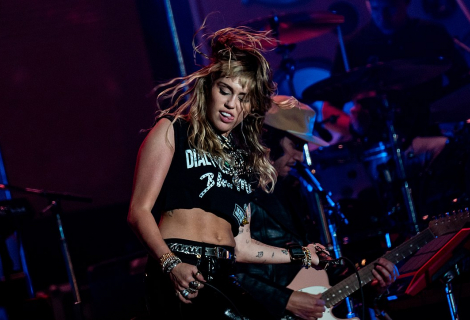 Říká se, že Miley Cyrus s tímto albem dospěla. Co se týče hlasového projevu, tak určitě ano | Foto: Wikimedia Commons Říká se, že Miley Cyrus s tímto albem dospěla. Co se týče hlasového projevu, tak určitě ano | Foto: Wikimedia Commons