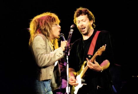 Eric Clapton boj se závislostí ustál, Tina Turner drogám nepropadla nikdy. 1987, společně ve Wembley | Foto: Wikipedie
