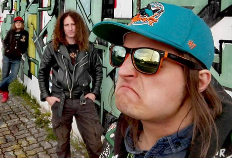 Tomáš „Skoří“ Skořepa v popředí, zdroj: Facebook kapely Tomáš „Skoří“ Skořepa v popředí, zdroj: Facebook kapely
