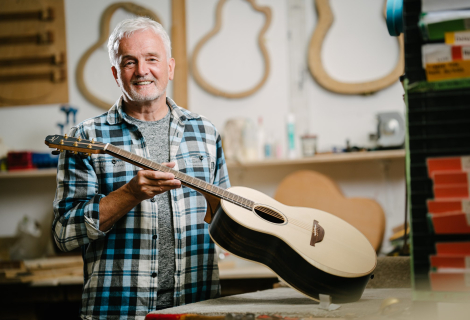 Kytary Lowden jsou jiné, než jaké vídáváte u amerických výrobců ve stejné cenové kategorii. Vypadají jaksi „dřevěněji“ a „kulatěji“. | Foto: Lowden Guitars