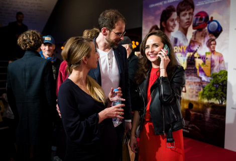 Marika Koasidis se skladatelem Mackiem Dobrowolskim a jeho ženou na premiéře filmu Černý mlýn. | Foto: Michał Charyton