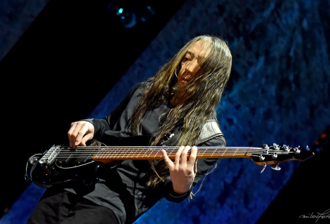 Baskytarista John Myung. Dream Theater se na pódiu vůbec nechovají hvězdně. Foto: Miloš Hlaváček