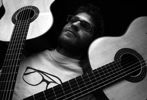 Dan Koentopp se svými klasickými kytarami. l zdroj: facebook Koentopp guitars