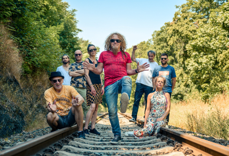 Švihadlo novinkou opět potvrzuje svou neotřesitelnou pozici na české reggae scéně a mistrně kombinuje moderní zvuk s prověřenými old school prvky. | Foto: Facebook kapely