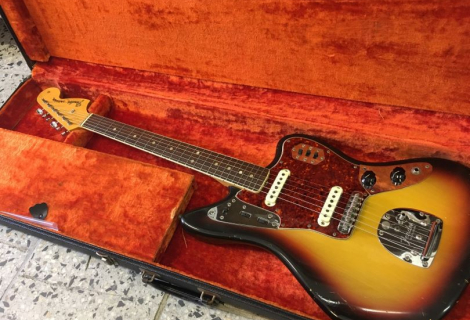Offsetové kytary se vyráběly ze stejných materiálů jako Telecastery a Stratocastery.