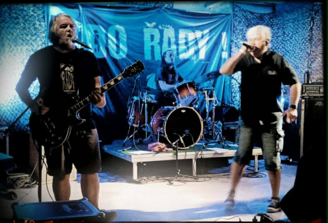 Do řady! se vždy na tuzemské punkové scéně vyznačovali muzikantskou zručností a na Vidím to nadějně! je to slyšet znovu. | Foto: Facebook kapely