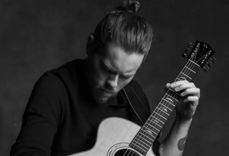 Podle Adriana Bellue mají lidé v Evropě k hudbě větší úctu. Poslouchají ji tu srdcem, zatímco v Americe je to často víc o show. | Foto: Furch Guitars