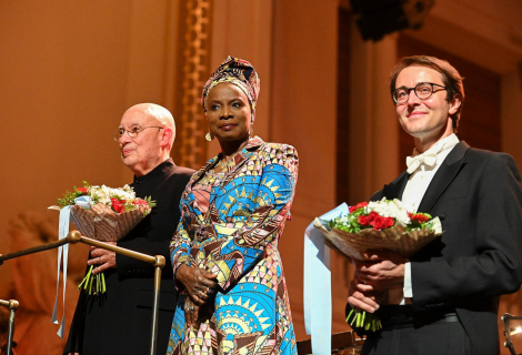 Dirigent Dennis Russell Davies, zpěvačka Angélique Kidjo a varhaník Christian Schmitt | Foto: Ivan Malý