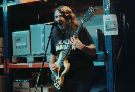 Syrový beton, industriální prostor a tma byly pro Acid Row jako stvořené. | Foto: z Live Loud Session