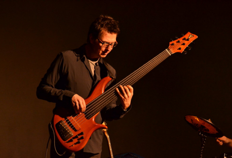 Alain Caron (na snímku se svou signature F-bass) je fenomenální kanadský baskytarista a kontrabasista, zakladatel věhlasného jazz-fusion tria UZEB. | Foto: flickr (Andrea Durante)