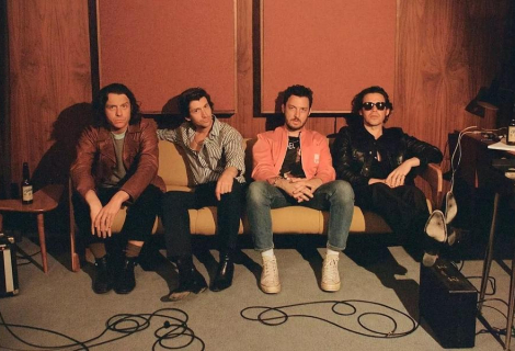 Hudba Arctic Monkeys se pohybuje mezi nebem a zemí; mezi sobotní horečkou noci a nedělní kocovinou. | Foto: Zackery Michael