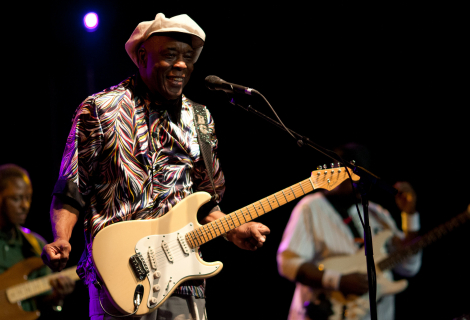 Buddy Guy dávno před Jimim Hendrixem udělal z hraní velké divadlo | Foto: Bruce, CC BY-NC-SA 2.0