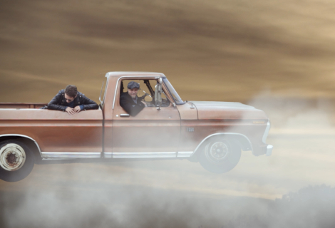 Žánrově se klip pohybuje někde mezi road tripem a psychedelickým surrealismem, místy připomínajícím Londonova Tuláka po hvězdách, jak by jej možná pojal Karel Zeman. | Vizuál: Jakub Čermák 