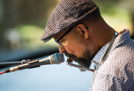 Za posledních pět let Bužmu nejvíce ovlivnili současní bluesmani Corey Harris a Alvin Youngblood Hart | Foto: Jindřich Oplt