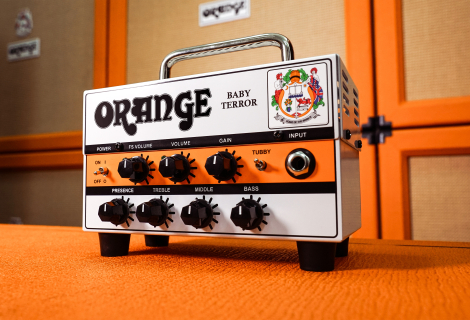 Orange Baby Terror nabízí výkon 20 wattů, plnohodnotné korekce a možnosti studiového připojení v aparátu, který se vejde do batohu. | Foto: Orange