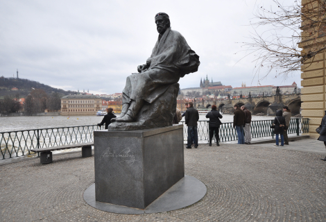 Socha Bedřicha Smetany na pražské Novotného lávce, kde sídlí i skladatelovo muzeum. Turisté si odtud rádi fotí Pražský hrad, ale z české vážné hudby budou stejně spíš než Smetanu znát Dvořáka a jeho Novosvětskou. | Foto: Flickr