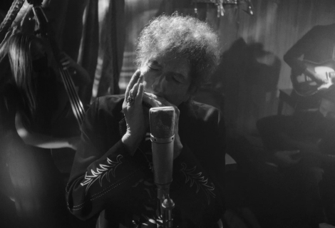 Bob Dylan ani ve čtyřiaosmdesáti neponechává nic náhodě, aby dostál svojí pověsti muže, který umí překvapovat. | Foto: Columbia Records Bob Dylan prostě ani ve čtyřiaosmdesáti neponechává nic náhodě, aby dostál svojí pověsti muže, který umí překvapovat. | Foto: Columbia Records