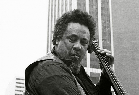 Charles Mingus 4. července 1976 během hraní na Manhattanu. | Foto:Tom Marcello (Wikimedia Commons) Charles Mingus 4. července 1976 během hraní na Manhattanu. | Foto:Tom Marcello (Wikimedia Commons)