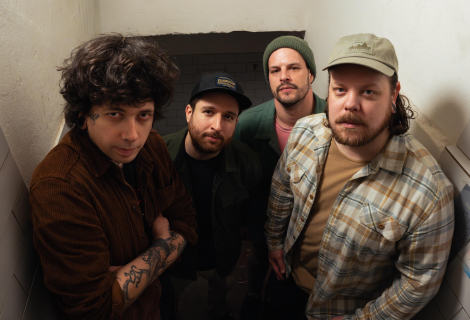 Stráž patří k nejpřístupnějším skladbám na desce, zároveň ale zůstává pevně ukotvená v emo a pop-punkovém základu kapely. | Foto: Vojtěch Kuřátko