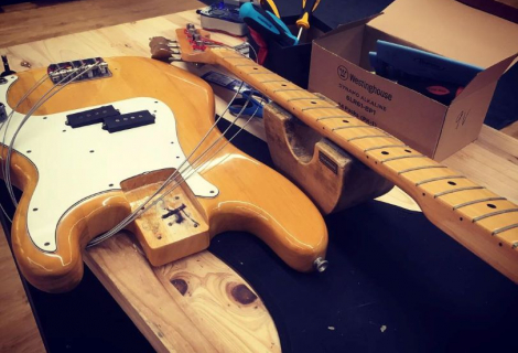 Zdá se, že Leo Fender měl ve volbě dřeva štěstí. K výběru ho ovšem vedl pragmatický důvod – dostupnost daných druhů dřeva.