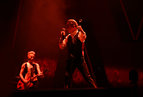 Depeche Mode: M se stává místem setkání, kde se bolest, vzpomínky, radost i tanec prolínají do něčeho hluboce lidského a zároveň spirituálního. | Foto: Toni Francois Depeche Mode: M se stává místem setkání, kde se bolest, vzpomínky, radost i tanec prolínají do něčeho hluboce lidského a zároveň spirituálního. | Foto: Toni Francois