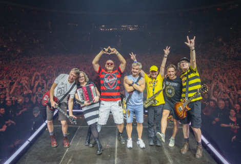 Tři sestry opět dokázaly skloubit své pojetí punku s hudební a textovou důvtipností. | Foto: Jan Urbánek