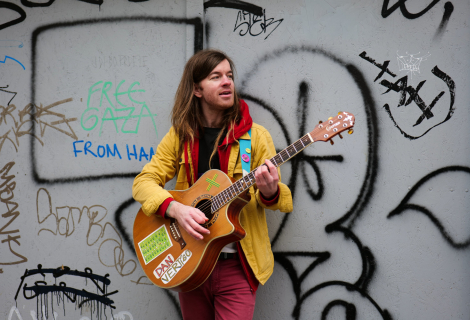 „Každý si občas rád zazpívá ve sprše. A přesně o tom to video je. Banánovník included,“ říká Dan Vertígo. | Foto: Štěpán Jílek