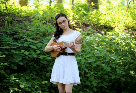 Chicagská písničkářka Emma Lee s ukulele Lanikai | Zdroj: twitter Lanikai Ukes