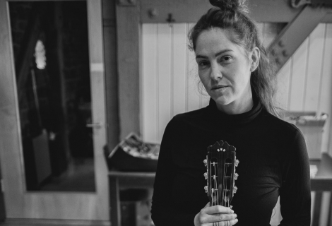 Abych zněla heavy, nemusím kvůli tomu hrát nahlas a brutálně, říká k nové desce Emma Ruth Rundle. | Foto: Bobby Cochran Abych zněla heavy, nemusím kvůli tomu hrát nahlas a brutálně, říká k nové desce Emma Ruth Rundle. | Foto: Bobby Cochran