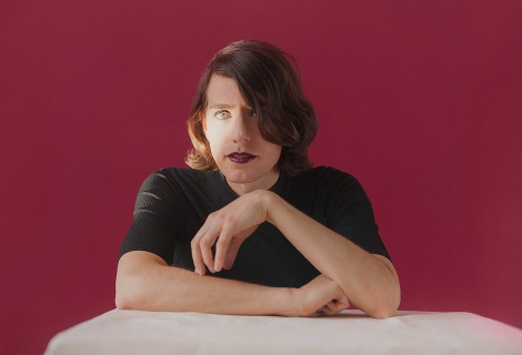 Různě manipulované popové skladby jako by naznačovaly, že Ezra Furman sice s nadějí vykročila na novou cestu, ale je si vědoma překážek, které se zcela jistě během putování objeví. | Foto: Tonje Thilesen Různě manipulované popové skladby jako by naznačovaly, že Ezra Furman sice s nadějí vykročila na novou cestu, ale je si vědoma překážek, které se zcela jistě během putování objeví. | Foto: Tonje Thilesen