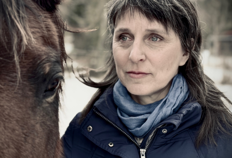 „Výhoda pozdního debutu je v tom, že nemusím sama sebe do ničeho tlačit. Mám naprostou tvůrčí svobodu,“ říká písničkářka Lucie Dlabolová. | Foto: Petr Dlabola