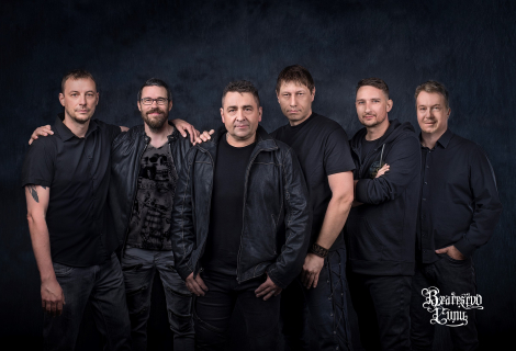Bratrstvo Luny v nové sestavě 2021 (zleva): T. L., Kobdzey, Bruzs D., R. X. Thámo, Darkthep a Šotek | Foto: Erika Mithoferová Bratrstvo Luny v nové sestavě 2021 (zleva): T. L., Kobdzey, Bruzs D., R. X. Thámo, Darkthep a Šotek | Foto: Erika Mithoferová