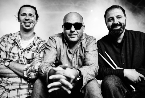 Možná dnes hudba vzniká rychleji než kdy dřív. O to důležitější je občas zpomalit. A právě to pro nás vinyl znamená. | Foto: archiv kapely