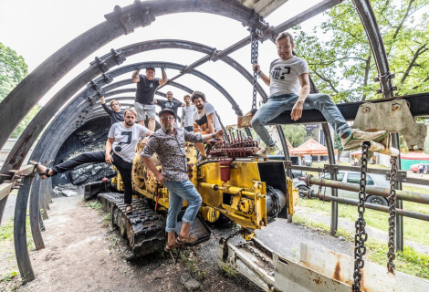 „Kdyby se například malíři víc chovali jako rockové hvězdy, strhli by na sebe i na svoji práci, ať je jakákoliv, daleko víc pozornosti. A kdyby se naopak rockové hvězdy chovaly víc jako malíři, přitahovaly by lidi i svým hlubokým vnitřním světem,“ říká Rudolf Brančovský. | Foto: David Podrabský