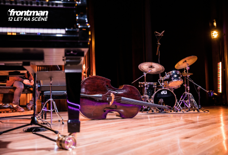 Vnitřní kritik je něco jako rodič, učitel, zvukař a barman dohromady – přesně ví, kdy jste byli intonačně pod tónem, kdy se vám nepovedlo vystavět sólo, kdy se vám rozsypaly doby a kdy vaše invence v písňových textech dosáhla uměleckého dna. | Foto: Dolo Iglesias (Unsplash)