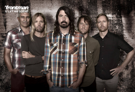Mnoho zejména pětičlenných kapel neodolá pokušení sešikovat se za svého frontmana do tvaru písmene V. Výjimkou nejsou ani Foo Fighters a cihlová zeď v pozadí samozřejmě nesmí chybět. | Foto: Live Nation