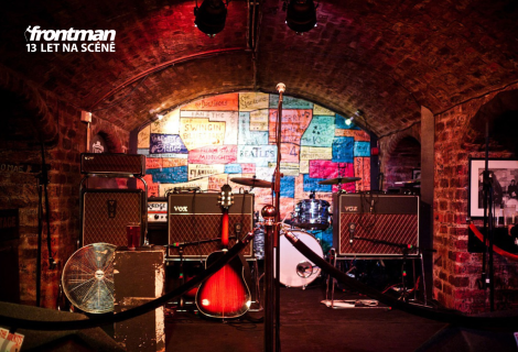 Shit in, shit out. Zvukař míchá energii, kterou kapela na koncertě vydává. Klub Cavern v Liverpoolu. | Foto: Wikipedia