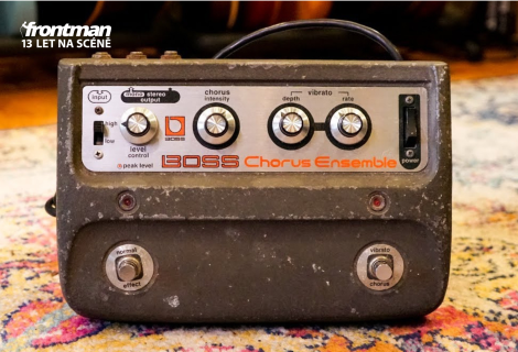 Zvuk chorusu vzniká tak, že po vstupu do pedálu je signál rozdělen na dva. První prochází nezměněn, zatímco druhý je nepatrně opožděn a zmodulován průběžnou změnou tóniny. | Foto: Boss