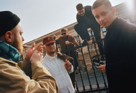  Po Colours of Ostrava, Pop Messe, Povalči a festivalu KAMEN!CE vyrážejí na podzimní turné a v nové Radio Wave Studio Session ukazují, jak písně z desky fungují naživo. | Foto: Kuba Zeman